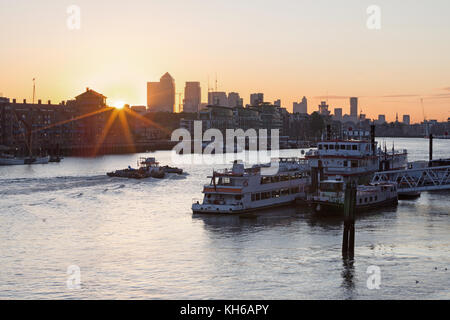 London - die Schiffe in der Pier und der Canary Wharf auf den Sonnenaufgang. Stockfoto