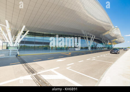 FLUGHAFEN ZAGREB - 24. APRIL 2017: Außerhalb des Ankunftsterminals. Stockfoto