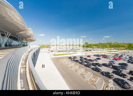 FLUGHAFEN ZAGREB - 24. APRIL 2017: Außerhalb des Ankunftsterminals. Stockfoto