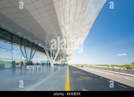 Flughafen Zagreb - 24. April 2017: Äußere der Ankunftshalle. Stockfoto