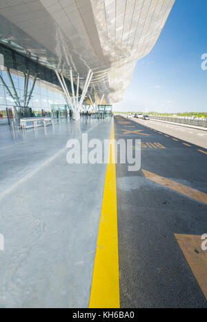 FLUGHAFEN ZAGREB - 24. APRIL 2017: Außerhalb des Ankunftsterminals. Stockfoto