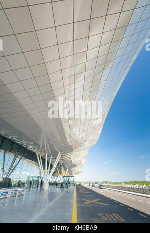 FLUGHAFEN ZAGREB - 24. APRIL 2017: Außerhalb des Ankunftsterminals. Stockfoto