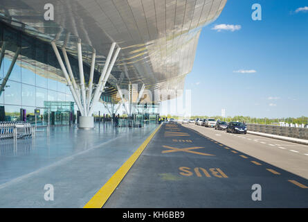 FLUGHAFEN ZAGREB - 24. APRIL 2017: Außerhalb des Ankunftsterminals. Stockfoto