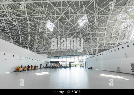 FLUGHAFEN ZAGREB - 24. APRIL 2017: Inneres des Abflugterminals. Stockfoto