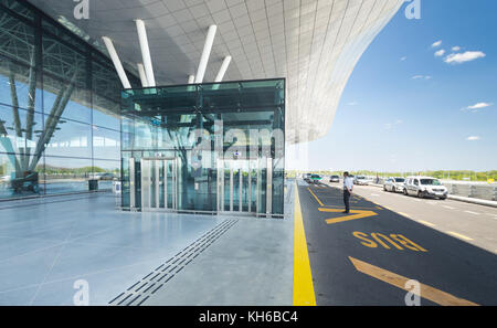 FLUGHAFEN ZAGREB - 24. APRIL 2017: Außerhalb des Ankunftsterminals. Stockfoto