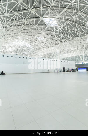 FLUGHAFEN ZAGREB - 24. APRIL 2017: Inneres des Abflugterminals. Stockfoto