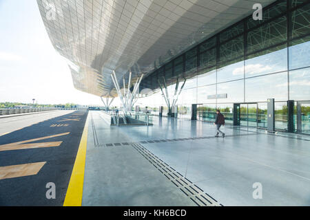 FLUGHAFEN ZAGREB - 24. APRIL 2017: Außerhalb des Ankunftsterminals. Stockfoto