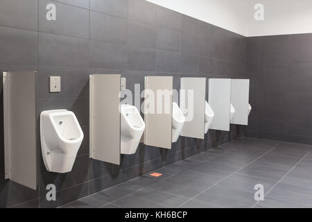 FLUGHAFEN ZAGREB - 24. APRIL 2017: Urinale am Flughafen. Stockfoto