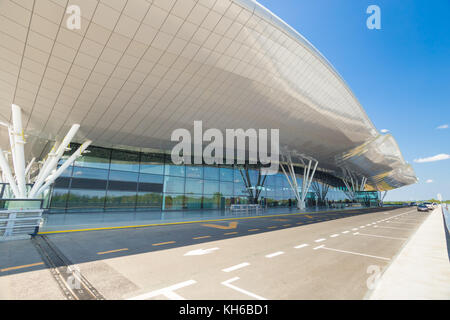 FLUGHAFEN ZAGREB - 24. APRIL 2017: Außerhalb des Ankunftsterminals. Stockfoto