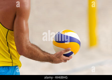 Volleyball ist eine männliche Volleyball Spieler fertig, den Ball zu dienen. Stockfoto