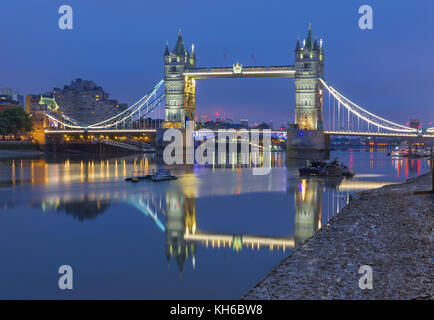 London, Großbritannien - 19 September, 2017 - die Tower Bridge in der Abenddämmerung. Stockfoto