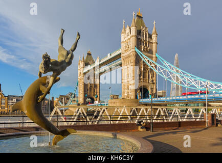 London, Großbritannien - 19 September 2017: Das Mädchen mit dem Dolphin Fountain (1973) von David Wynne. Stockfoto