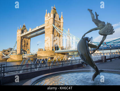 London, Großbritannien - 19 September 2017: Das Mädchen mit dem Dolphin Fountain (1973) von David Wynne. Stockfoto