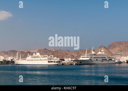 Sultan Qaboos Yachten angedockt am Hafen von Mutthra, Muscat, Oman. Stockfoto