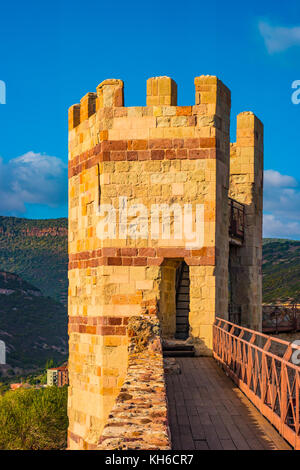 Il Castello di Serravalle in Bosa, Gemeinde in der Provinz von Oristano, Region Sardinien, Italien. schönen und bunten Foto des Alten architectu Stockfoto