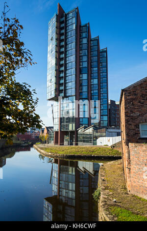 Die Islington Wharf Apartment Block und ehemaligen Schleusenwärter Ferienhaus am Ashton Canal, Ancoats, Manchester, England, UK Stockfoto