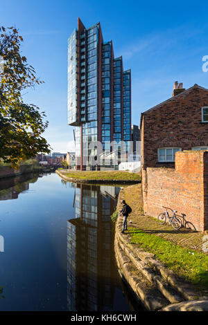 Die Islington Wharf Apartment Block und ehemaligen Schleusenwärter Ferienhaus am Ashton Canal, Ancoats, Manchester, England, UK Stockfoto