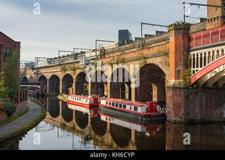 Viktorianische Eisenbahnviadukt und Canal Boote auf der Bridgewater Canal in Castlefield Becken, Manchester, England, UK. Stockfoto