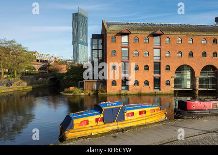 Der Beetham Tower, die Kaufleute 'Warehouse (Anfang 19. Jahrhundert) und einem hölzernen Kanal Boot die 'Lady Avon" (erbaut 1960), in Castlefield, Manchester, UK Stockfoto