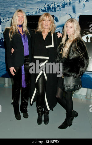 Alexandra Richards, Patti Hansen und Theodora Richards bei der New Yorker Premiere of Act of Valor im Intrepid in New York City. Februar 2012. © Kristen Driscoll/Mediapunch Inc Stockfoto