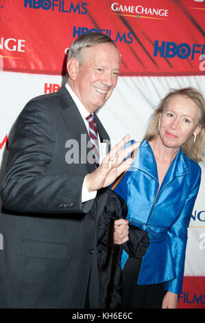 George Pataki und Libby Pataki bei der Vorführung Von HBO-Filmen Game Change am Ziegfeld Theatre in New York City. März 2012. © Kristen Driscoll/Mediapunch Inc Stockfoto