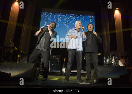 Die Legends Live Tour beginnt im SSE Hydro der SEC in Glasgow, bestehend aus Hot Chocolate, The Osmonds, David Essex und Suzi Quattro. Mit: Jay Osmond, Merrill Osmond, Jimmy Osmond, The Osmonds Where: Glasgow, Schottland, Großbritannien Wann: 13 Okt 2017 Credit: Peter Kaminski/WENN.com Stockfoto