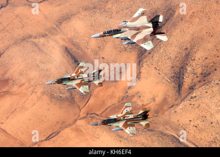 Eine Formation von 2 f-16 und F-15 Kampfjets israelische Luftwaffe über Judäa Berge Tote Meer, Israel fliegen Stockfoto