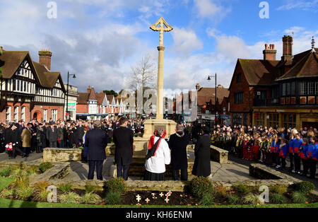 Allgemeine Ansicht der Erinnerung Sonntag, Kriegerdenkmal, High Street, Haslemere, Surrey, Großbritannien, am Sonntag, den 12. November 2017. Stockfoto