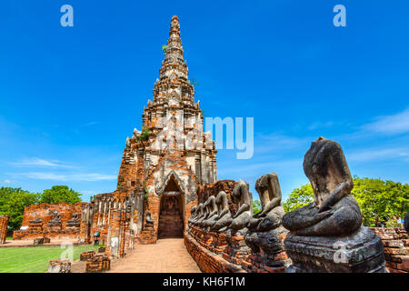 Reihe von enthaupteten Buddha-Bild in Wat Chai Wattanaram in Ayutthaya Thailand Stockfoto