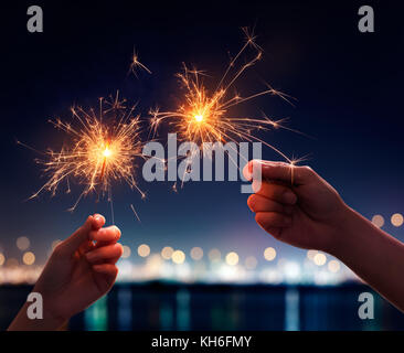 Paar hält eine brennende Wunderkerzen Stockfoto