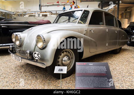 Prag, Tschechische Republik - 10. November: Nationales Kulturdenkmal Auto Tatra 87 von hanzelka und zikmund für Reisen durch Afrika und Lateinamerika verwendet Stockfoto