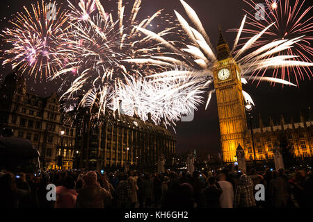 Silvester Feuerwerk das Neue Jahr über Big Ben um Mitternacht, Menschenmassen vorhanden Stockfoto
