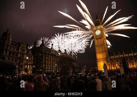 Silvester Feuerwerk das Neue Jahr über Big Ben um Mitternacht, Menschenmassen vorhanden Stockfoto