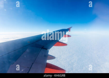 Blick aus dem Fenster von Easy Jet mit Flügel und wingtip mit blauem Himmel und Cloud unten. Stockfoto