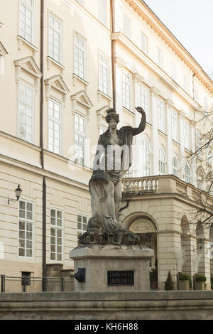 Alte Brunnen mit Statue der Göttin des Meeres amphitrite 18. Jahrhundert steht auf dem Marktplatz der Stadt Lvov Stockfoto