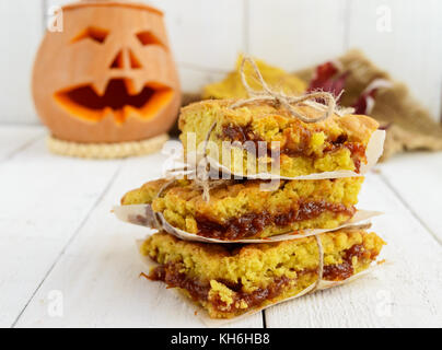 Frisch gebackene Kuchen mit Aprikosenmarmelade. Dessert auf Halloween. Stockfoto