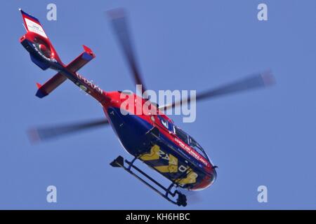 Devon Air Ambulance Eurocopter EC135 T2, die in South West England. Fliegen über Dartmouth Devon UK Freitag, 1. September 2017 Stockfoto