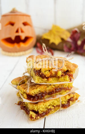 Frisch gebackene Kuchen mit Aprikosenmarmelade. Dessert auf Halloween. Stockfoto