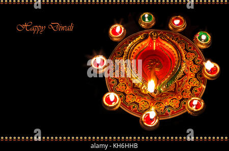 Diwali Ton diya Lampen mit rangoli Dekorationen für Festival Hintergrund Inhalt Stockfoto