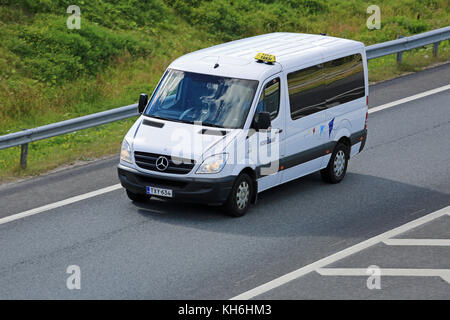 SALO, FINNLAND - AUGUST14, 2015: Mercedes-Benz Sprinter Minibus auf der Autobahn. Die erste Generation von Sprinter wurde 1995 in Europa eingeführt. Stockfoto