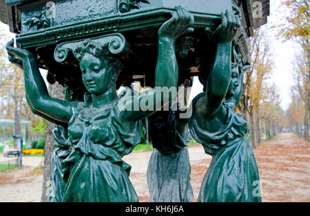 Paris, Frankreich. Wallace Brunnen auf der Avenue des Champs-Élysées - durch Charles-Auguste Lebourg, entworfen, benannt nach Richard Wallace, der finanziert thei Stockfoto