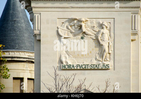 Paris, Frankreich. Sonnenuhr an der Palais de Justice, Quai des Orfevres, Ile de la Cite. (Hora fugit, stat Jus-die Zeit vergeht, die Gerechtigkeit bleibt).... Stockfoto