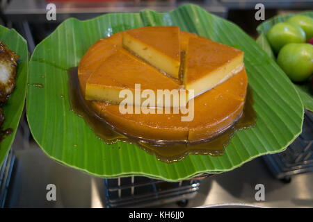 Ein philippinisches Dessert, bekannt als Leche Flan, das auf den Philippinen serviert wird und der Creme Brulee in Europa ähnelt. Stockfoto