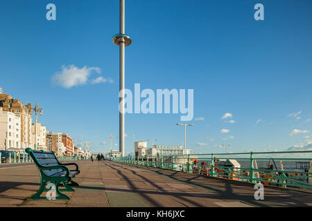 Sonnigen Herbstnachmittag direkt an der Meeresküste von Brighton, East Sussex, England. Stockfoto