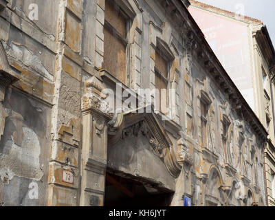 Haus in der Notwendigkeit der Sanierung in Kollarovo nam., Bratislava, Bratislavsky kraj, Slowakei, Europa Stockfoto