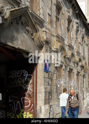 Haus in der Notwendigkeit der Sanierung in Kollarovo nam., Bratislava, Bratislavsky kraj, Slowakei, Europa Stockfoto