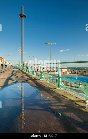 Küste von Brighton, East Sussex, England. i360 Tower in der Ferne. Stockfoto