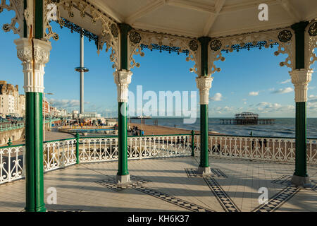 Eine Ansicht von brighton Musikpavillon in Richtung West Pier und i360 Tower, East Sussex, England. Stockfoto