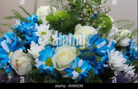 Blumenstrauß aus Rosen und Gänseblümchen. Hintergrund für die Postkarte. Stockfoto