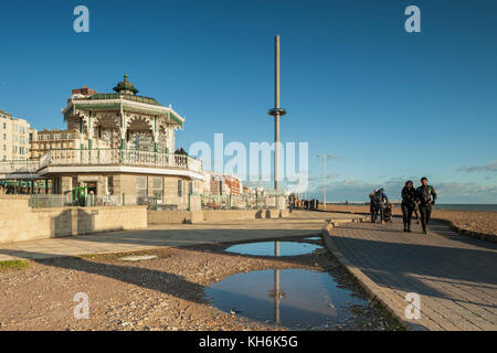 Herbst am Nachmittag direkt an der Meeresküste von Brighton, England. Der Musikpavillon und ich 360 Turm in der Ferne. Stockfoto